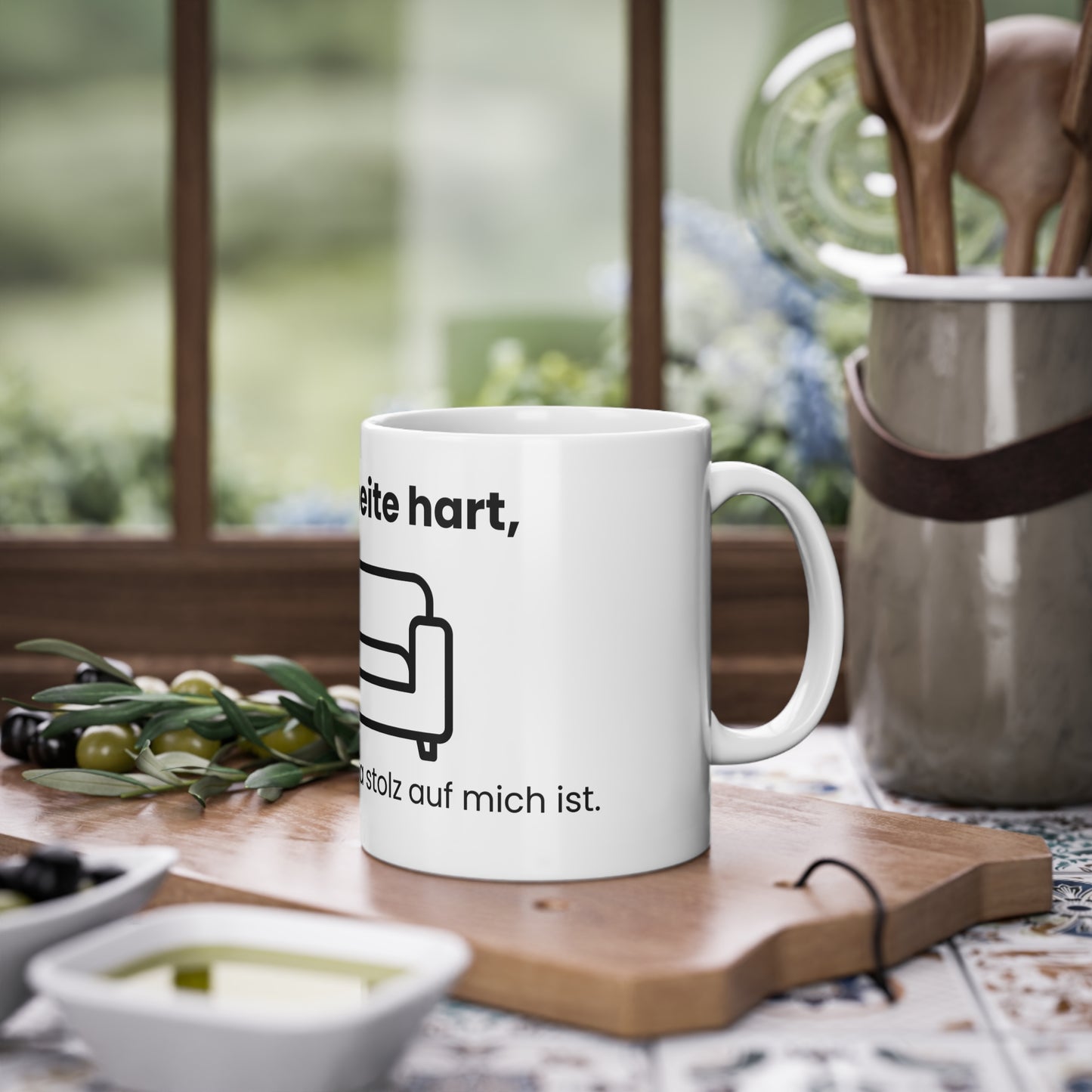 Lustige Tasse – Ich arbeite hart, damit mein Sofa stolz auf mich ist – Weißer Hintergrund