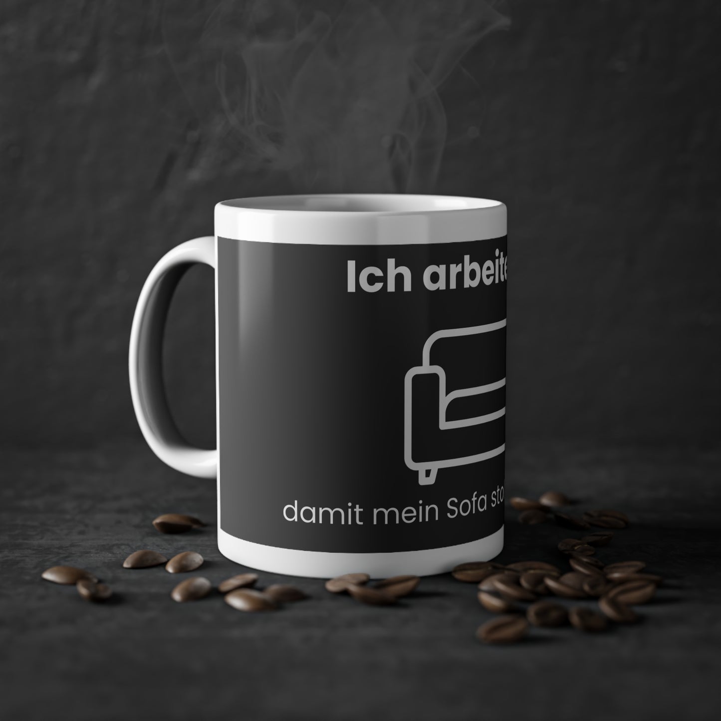 Lustige Tasse – Ich arbeite hart, damit mein Sofa stolz auf mich ist – Schwarzer Hintergrund