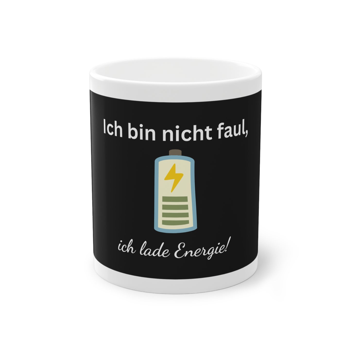 Lustige Tasse – Ich bin nicht faul, ich lade Energie – Schwarzer Hintergrund