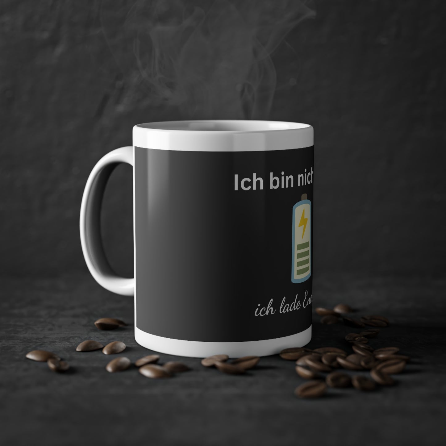 Lustige Tasse – Ich bin nicht faul, ich lade Energie – Schwarzer Hintergrund