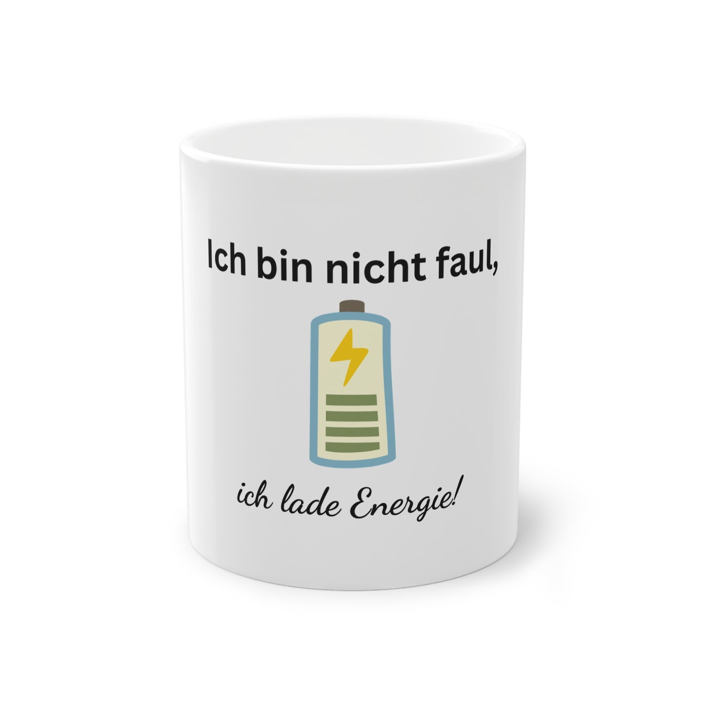 Lustige Tasse – Ich bin nicht faul, ich lade Energie – Weißer Hintergrund