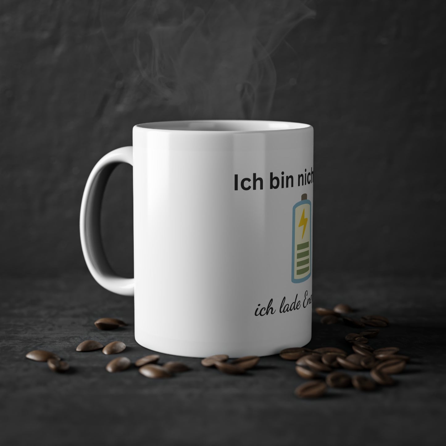 Lustige Tasse – Ich bin nicht faul, ich lade Energie – Weißer Hintergrund